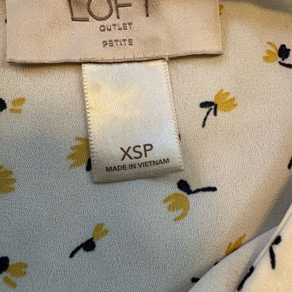 LOFT Women’s Yellow and Black floral pattern with ruffle sleeve-blouse XSP - Picture 3 of 5